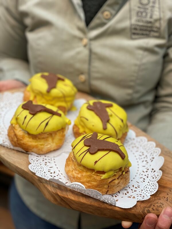 dienblad met Paasgebakjes