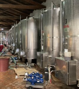 Roestvrij stalen wijntanks waarin de gisting plaatsvindt van de druivensap. 