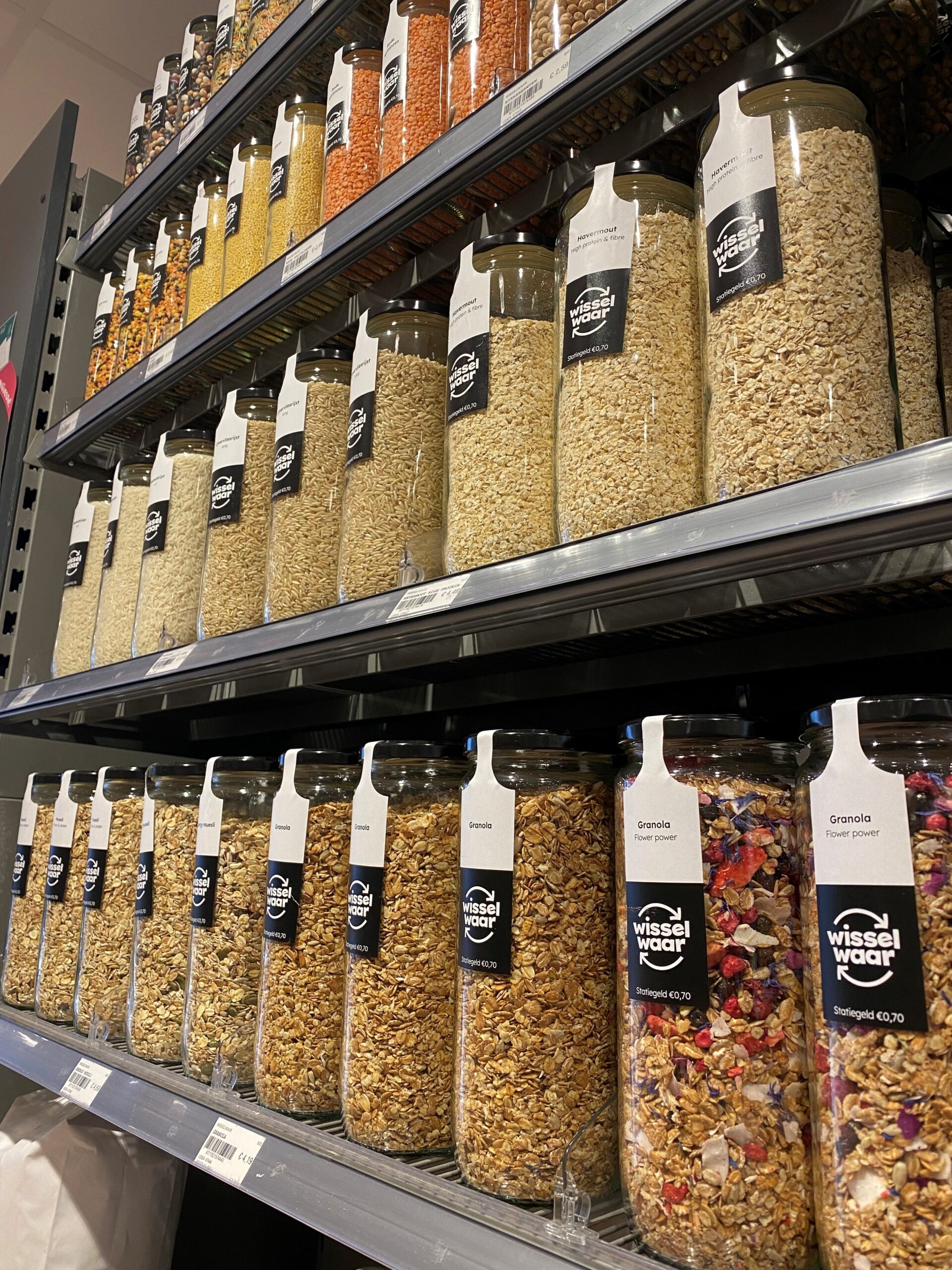 Wisselwaarpotten op het schap in de Biowinkel