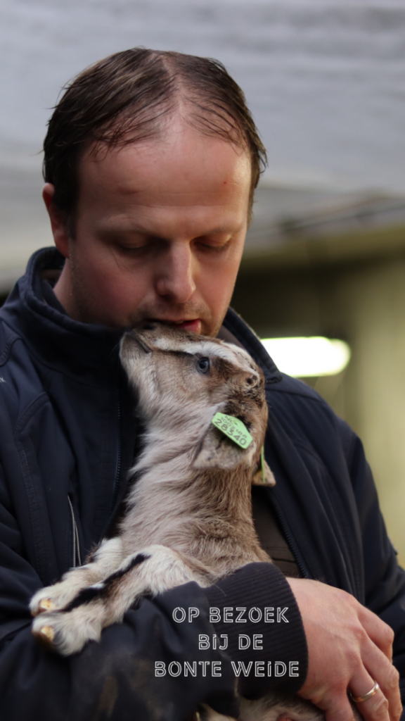 Mart-Jan met een klein lammetje