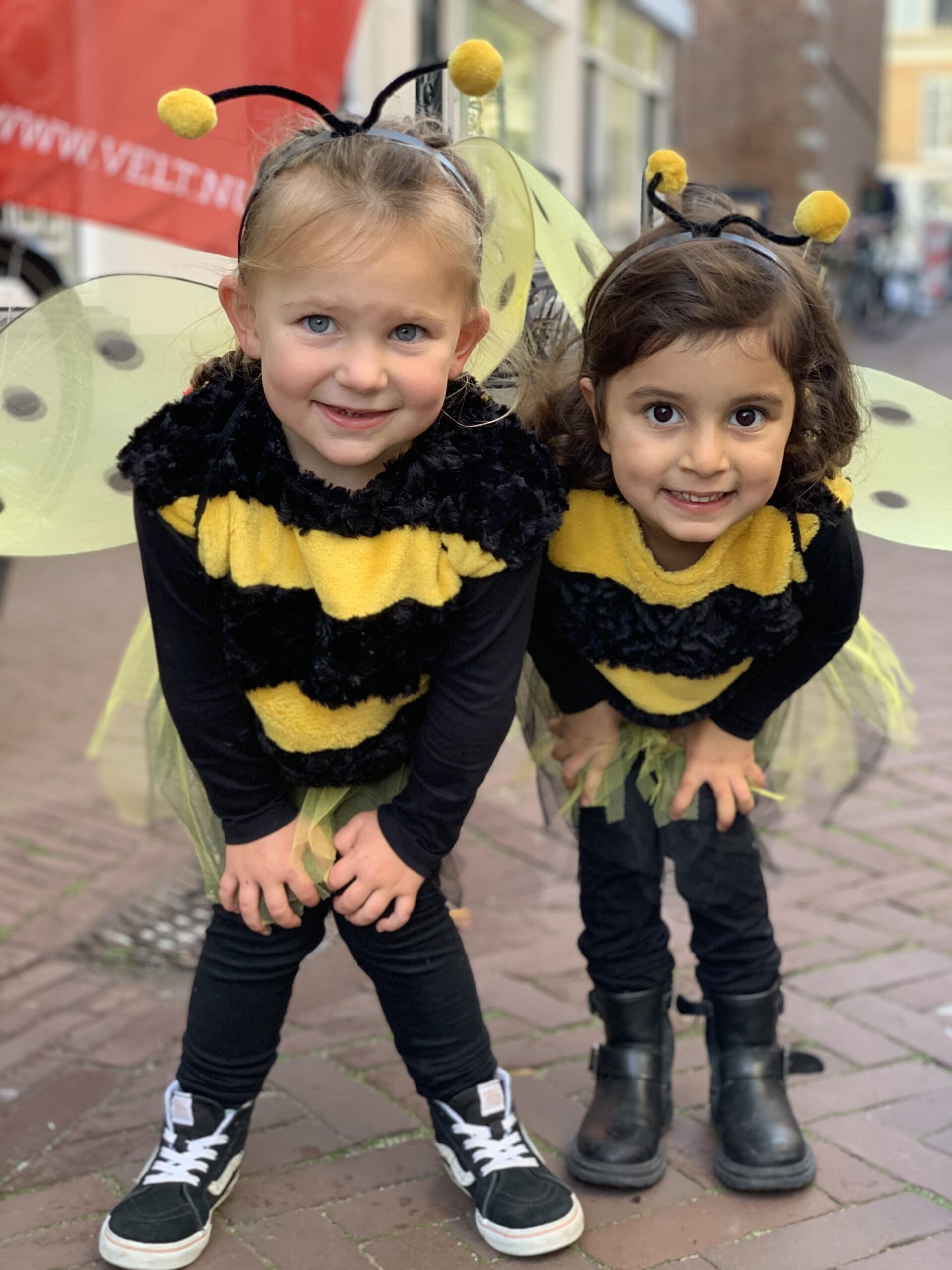 Twee jonge kinderen verkleed als bij