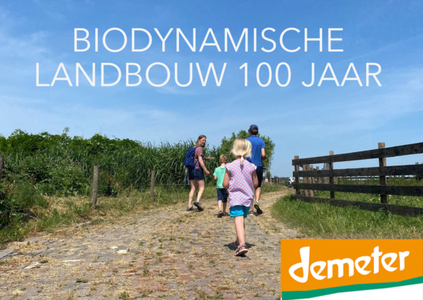gezin loopt op boerenpad