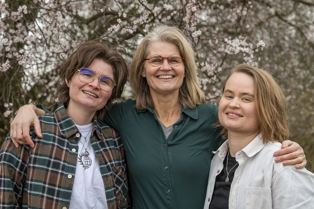 familiefoto van Céline, Vera en Willemijn bij de boom in bloesem