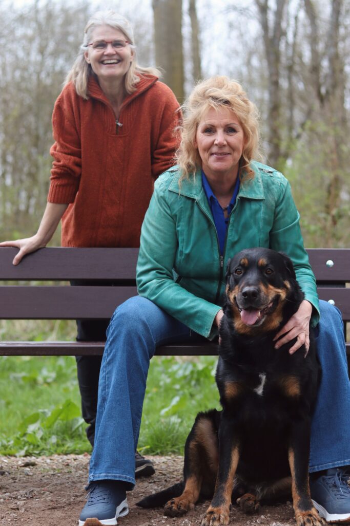 portret van Miranda en Céline en hond Sjaak zittend op een bankje.