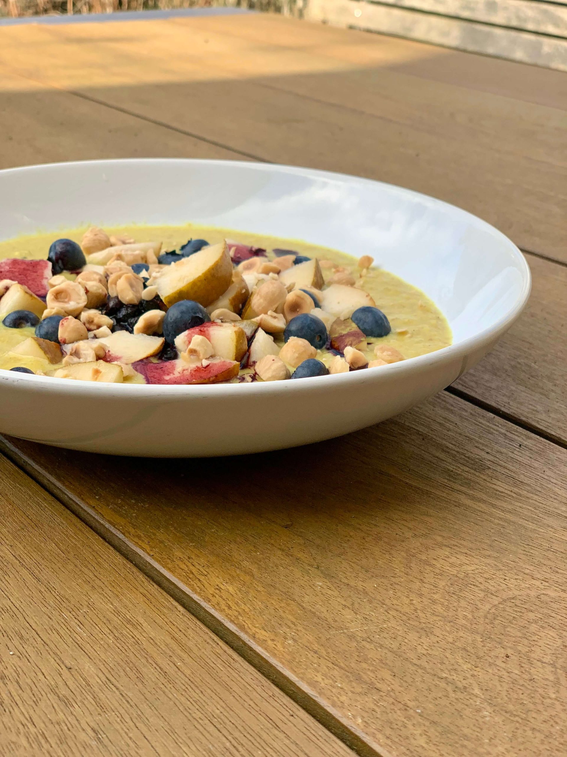een bord met luxe biologische overnight oats volgens het recept van Kopisoesoe