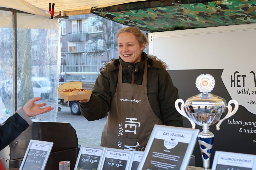 Simone staat in de verkoopkraam met Wildhuys producten.