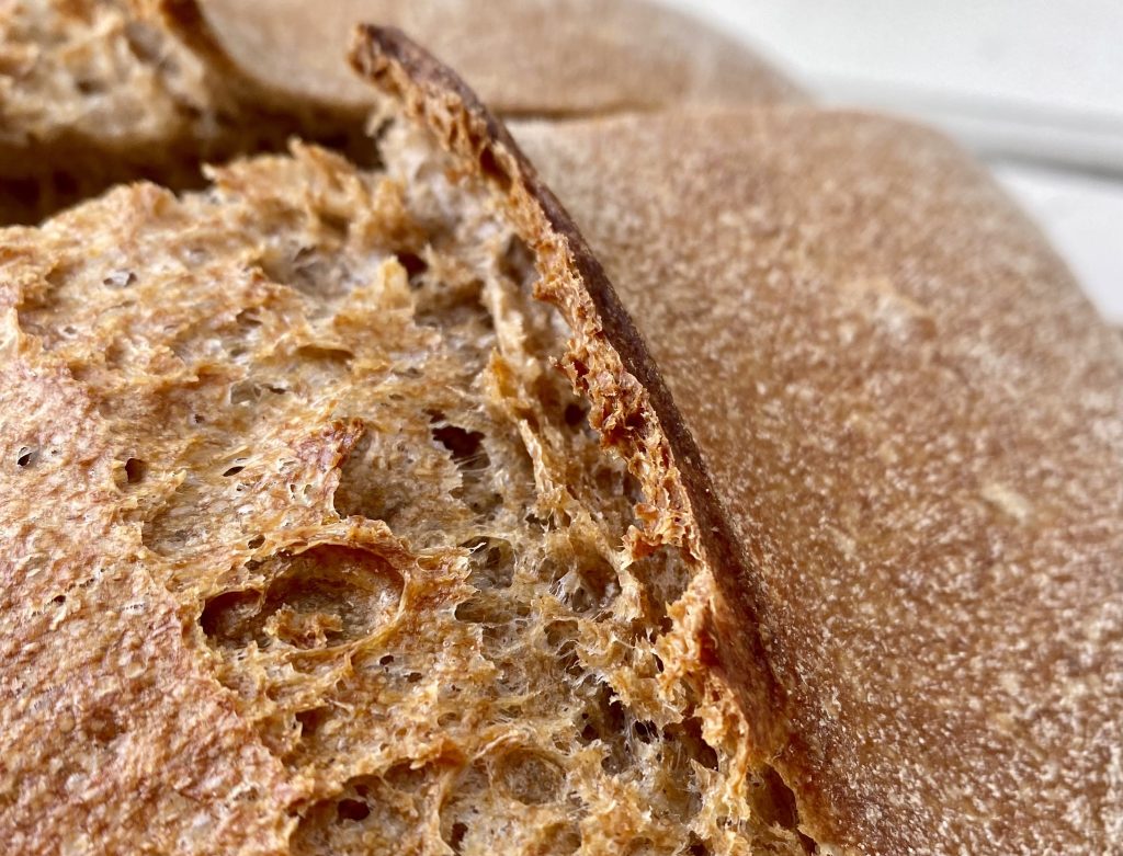 Zelfgebakken zuurdesembrood