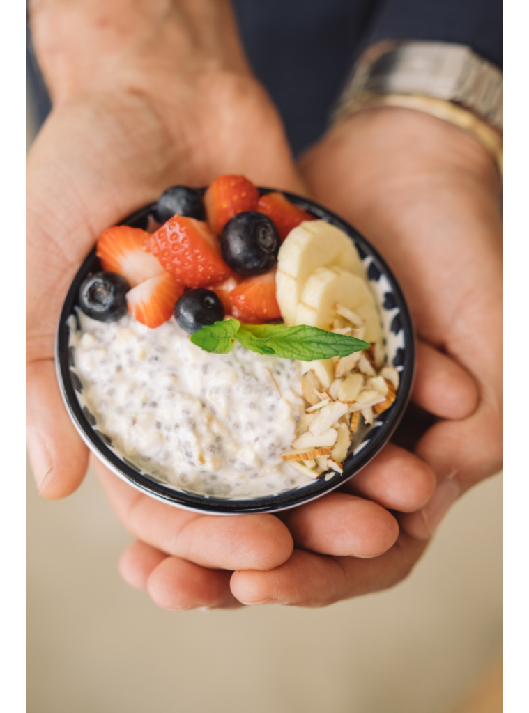 kom met zelfgemaakt ontbijt met glutenvrije granen en fruit