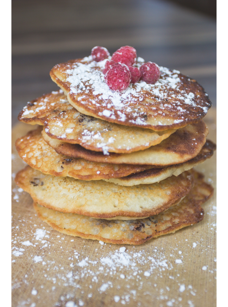 stapel panecakes met frambozen er bovenop