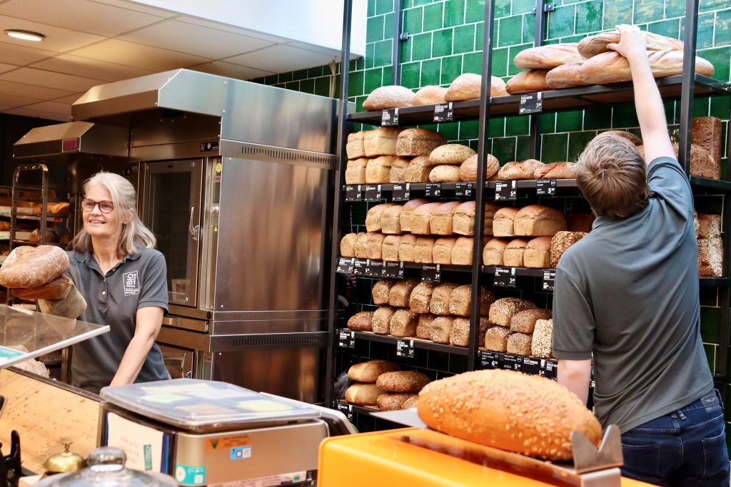 bij de broodafdeling aan het werk in de Biowinkel